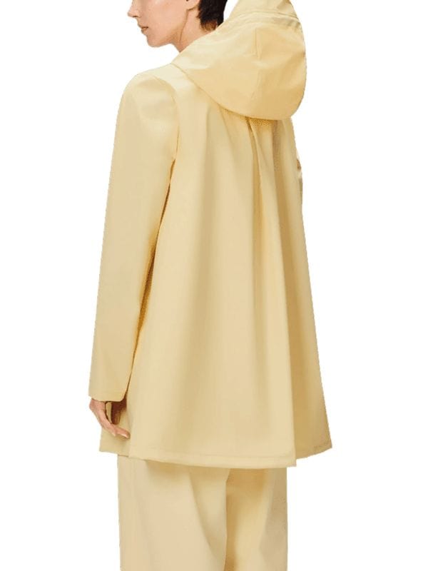 Hell Motel S01 Michelle Nolden Yellow Coat