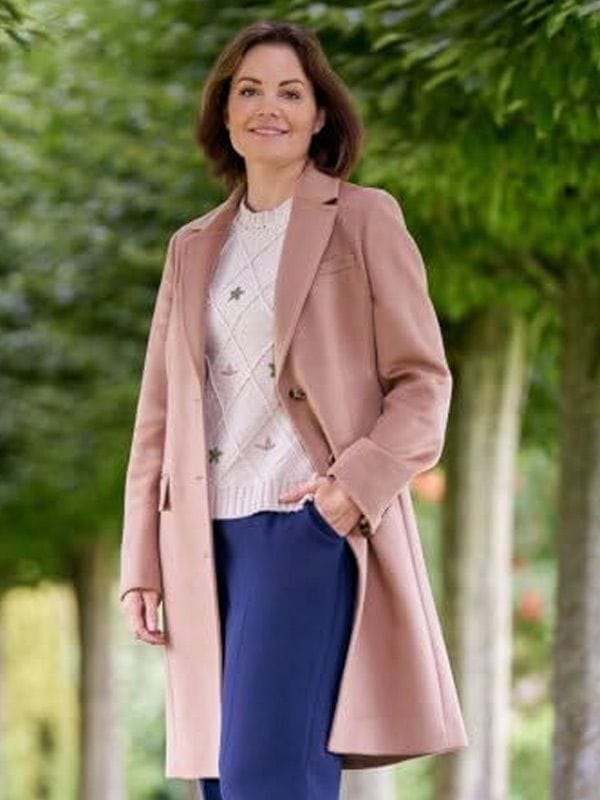 A Scottish Love Scheme Erica Durance Pink Coat